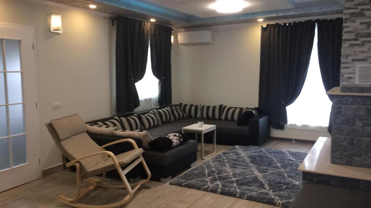 Hotel Blue Sky House Balotesti Exterior foto