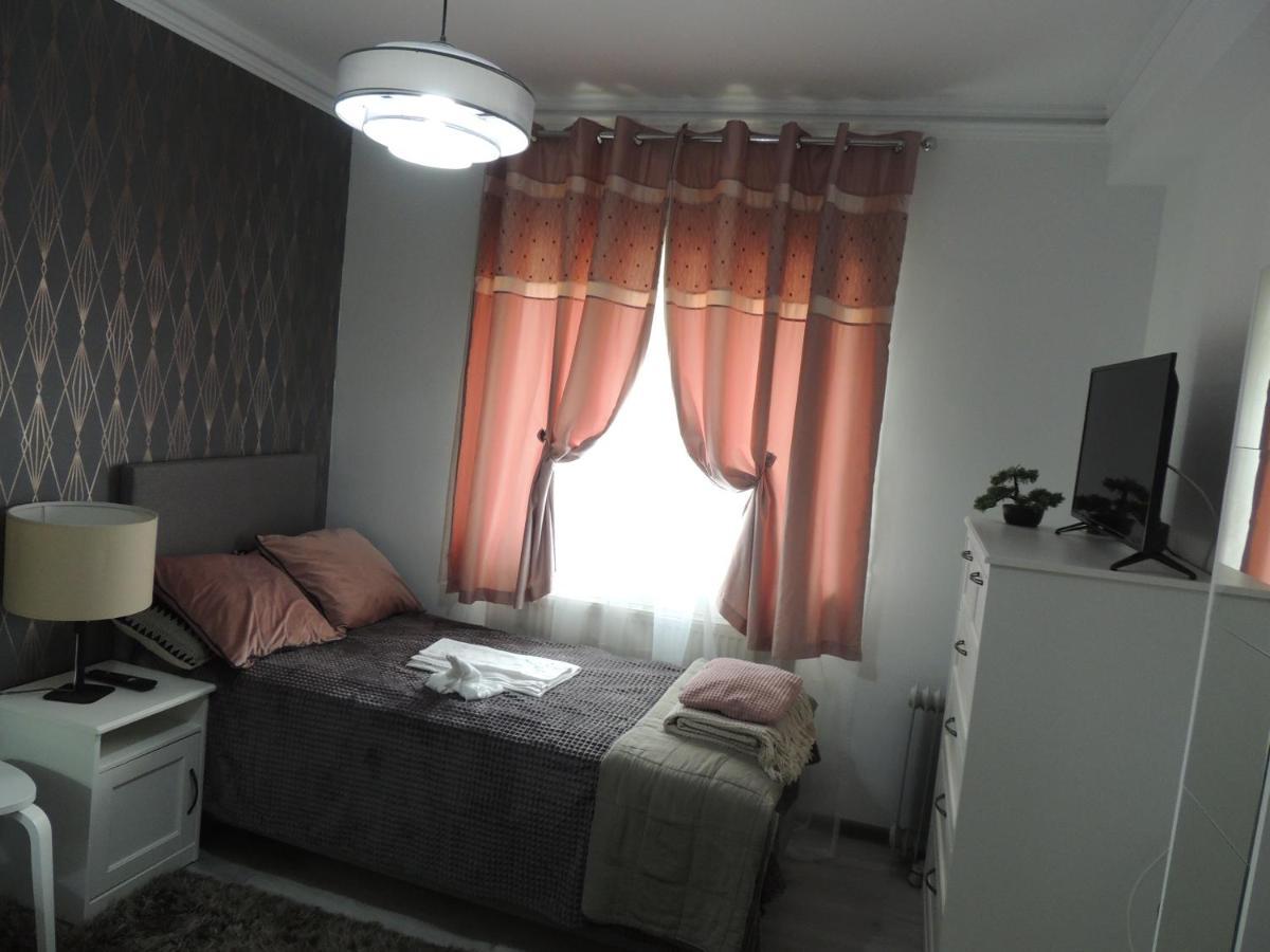 Hotel Blue Sky House Balotesti Exterior foto